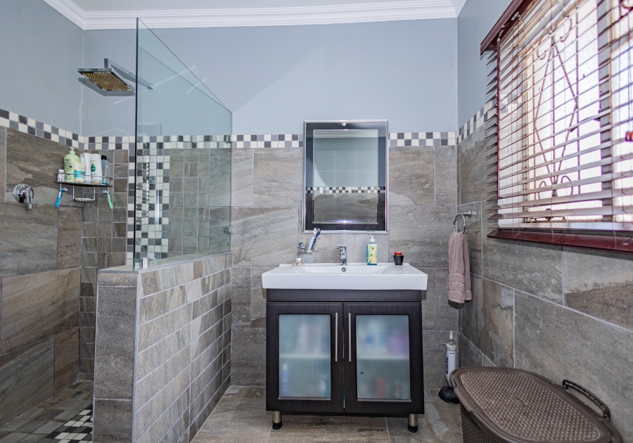 5 Bedroom Property for Sale in Peerless Park Western Cape